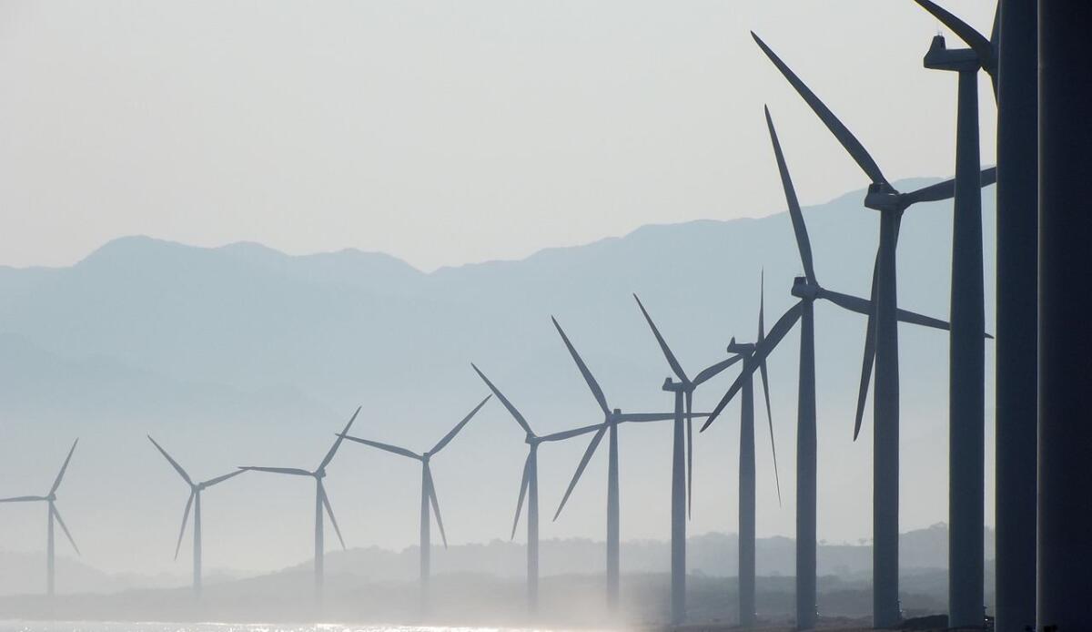 Energia pulita e inarrestabile: l’ascesa record delle rinnovabili nel mondo - Illustrazione di un parco eolico (Pixabay FOTO9 - www.energycue.it