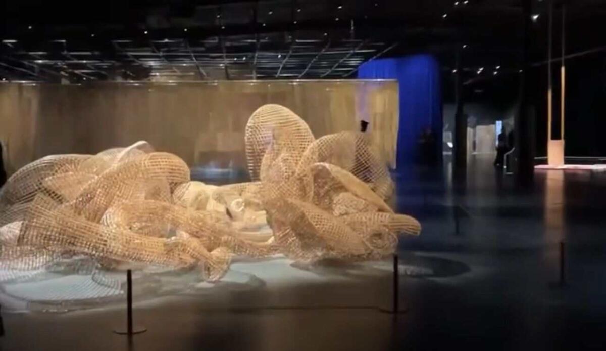 Tradizione e innovazione: 30 artisti scolpiscono il futuro della scultura a Riyadh - Scultura a Riyadh (screenshot theglobaltrip/YouTube) - www.buildingcue.it