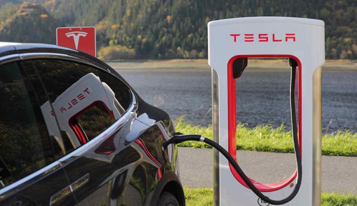 Tesla in crisi: JPMorgan accusa la politica di Musk per il calo delle vendite - Tesla è in difficoltà (Canva) - financecue.it
