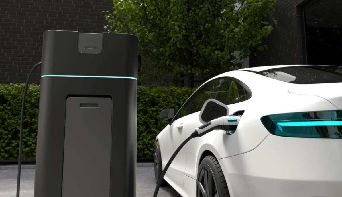 È boom di auto elettriche a Milano: ecco perché - Illustrazione di un'auto elettrica sotto carica - www.vehiclecue.it