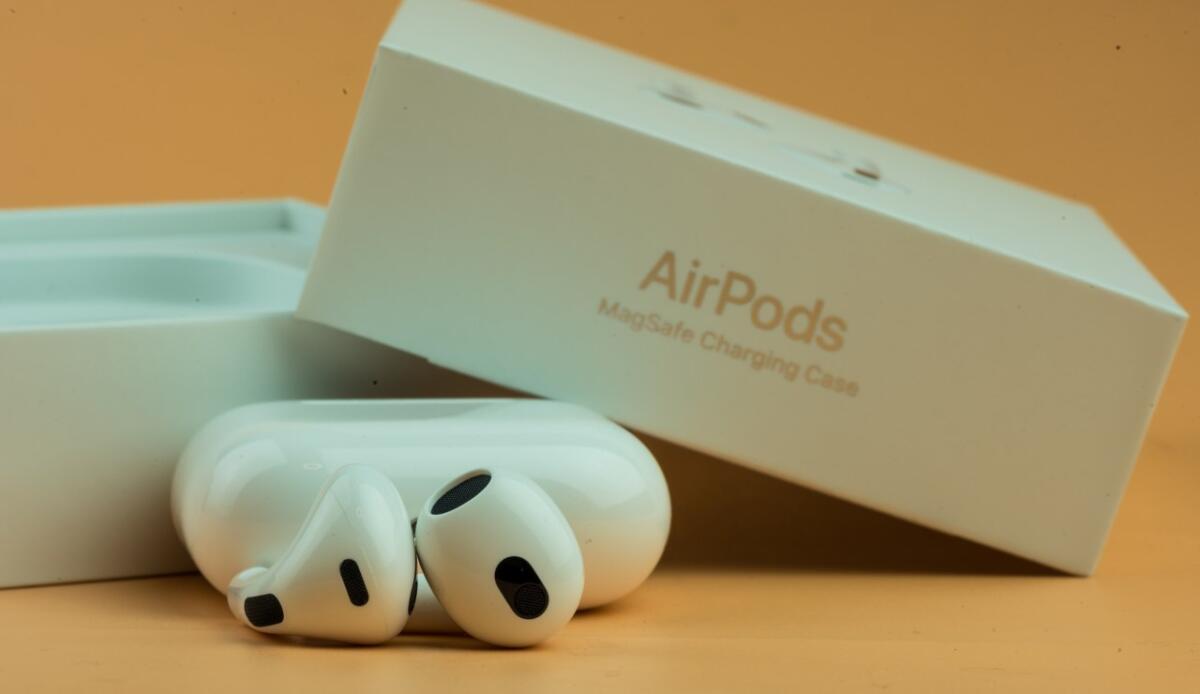 Apple rivoluziona gli AirPods: traduzione simultanea in arrivo con iOS 19 - AirPods, Apple presenta la novità della traduzione simultanea (DepositPhotos) - SystemsCUE