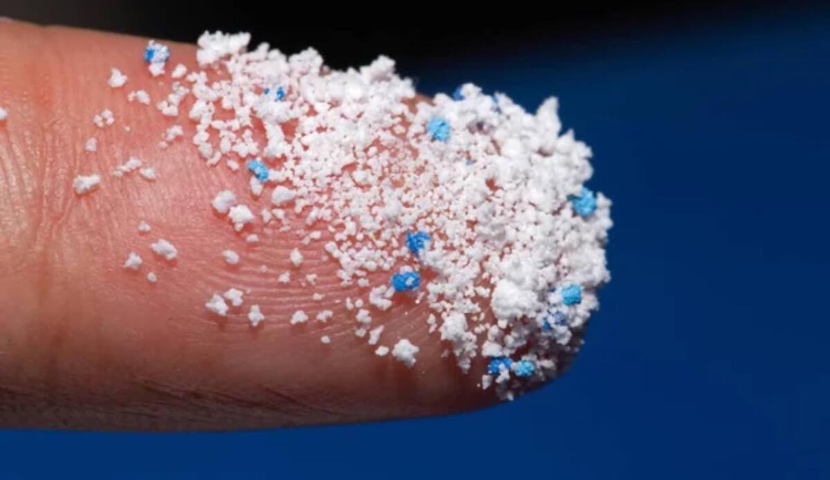 Stop alle microplastiche: ecco il materiale che si degrada completamente nell’acqua, e in poco tempo - Plastiche in mare (Depositphotos foto) - www.energycue.it