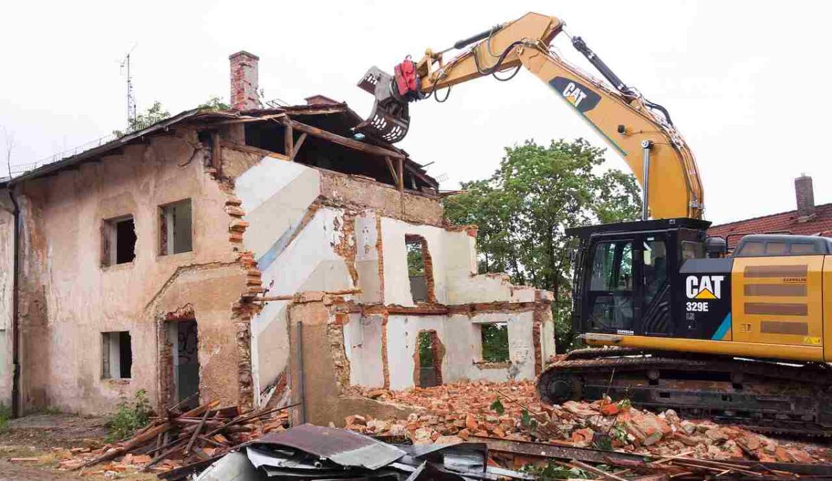 Dalla demolizione manuale agli esplosivi: quali sono i metodi per abbattere un edificio - Illustrazione di una casa quasi demolita (Pixxabay FOTO) - www.buildingcue.it