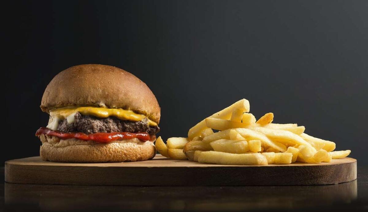 Il colosso cinese Mixue scalza McDonald's: il nuovo re del fast food ha 45.000 punti vendita - Illustrazione di prodotti da fast food (Pixabay FOTO) - www.financecue.it
