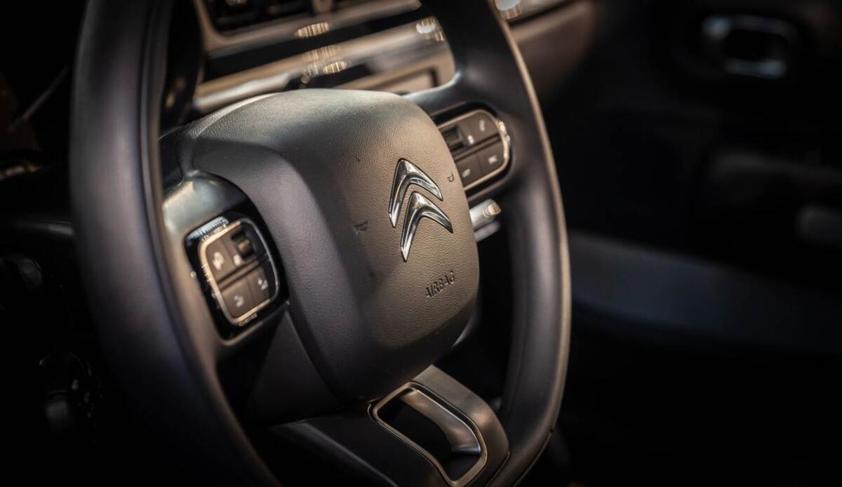 Auto bloccata dal richiamo airbag: il 40% dei lavoratori francesi dipende dal mezzo privato - Airbag, cosa fare se ci sono richiami auto (DepositPhotos) - VehicleCUE