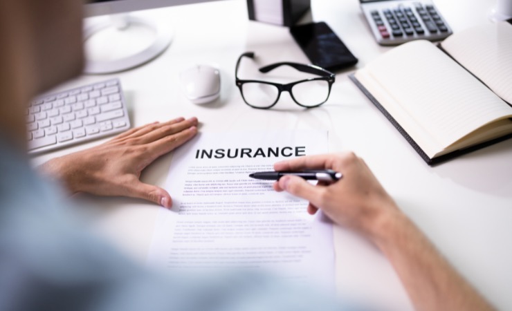 Aziende costrette ad assicurarsi (Canva) - financecue.it