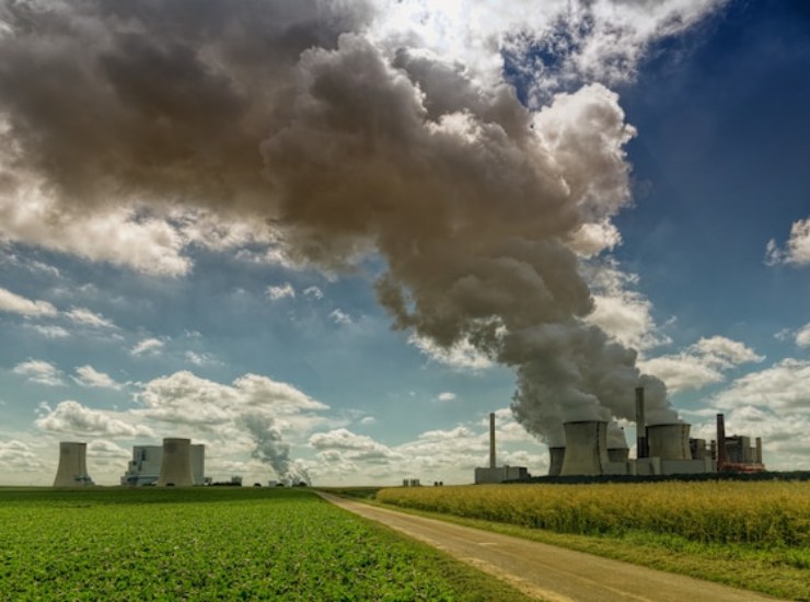 Da gas serra al combustibile: il metodo che converte le emissioni di CO₂ in metanolo