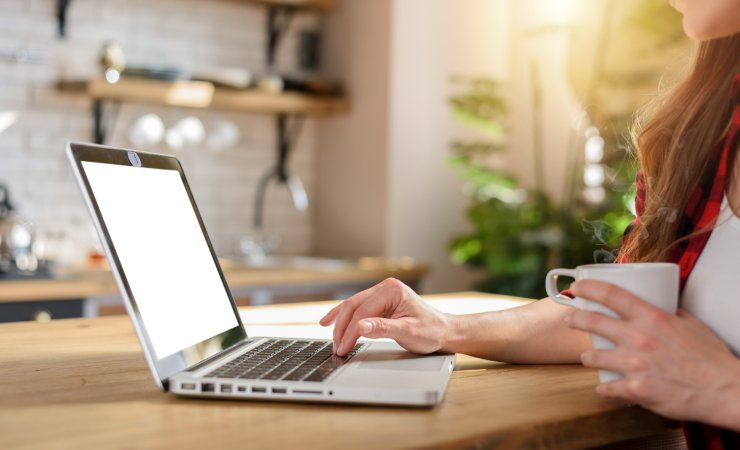 Persona che lavora a casa (Canva foto) - www.financecue.it