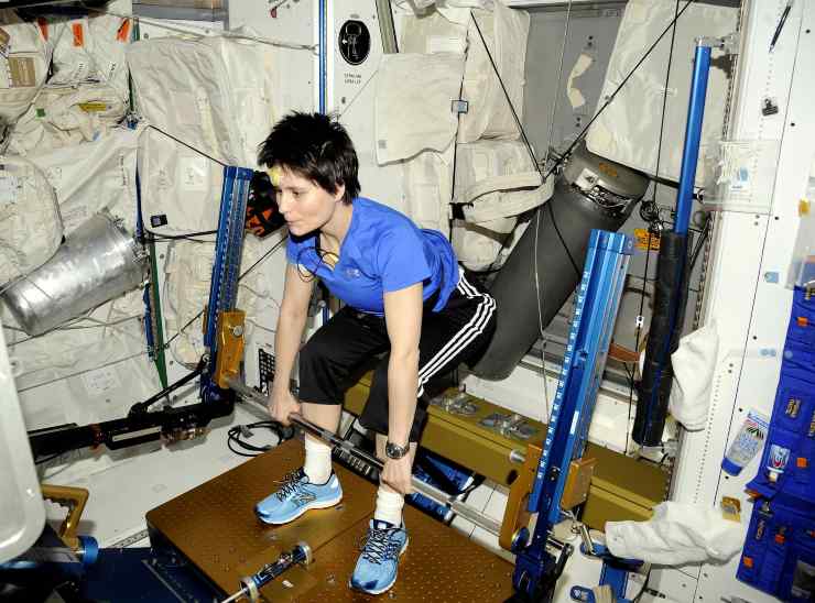 Samantha Cristoforetti si allena in microgravità (NASA - ESA foto) - www.aerospacecue.it