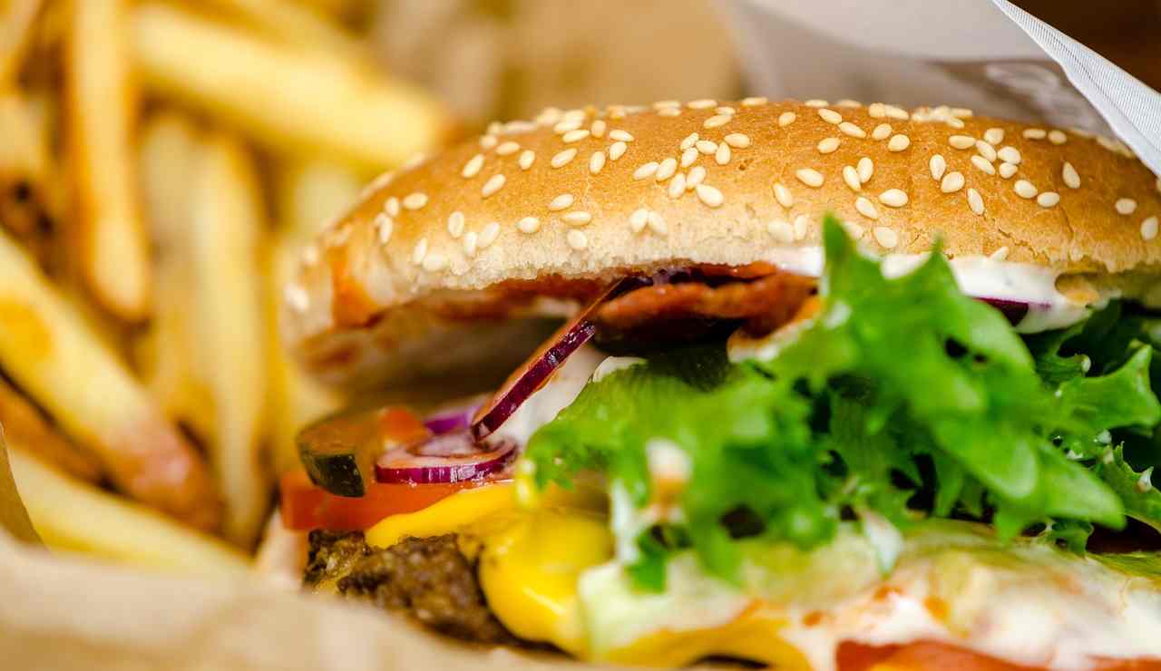 Hamburger e patatine (Pixabay foto) - www.biomedicalcue.it