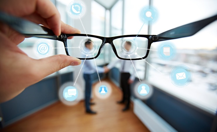 Gli ultimi occhiali Ray-Ban sposano la tecnologia (Canva) - systemscue.it