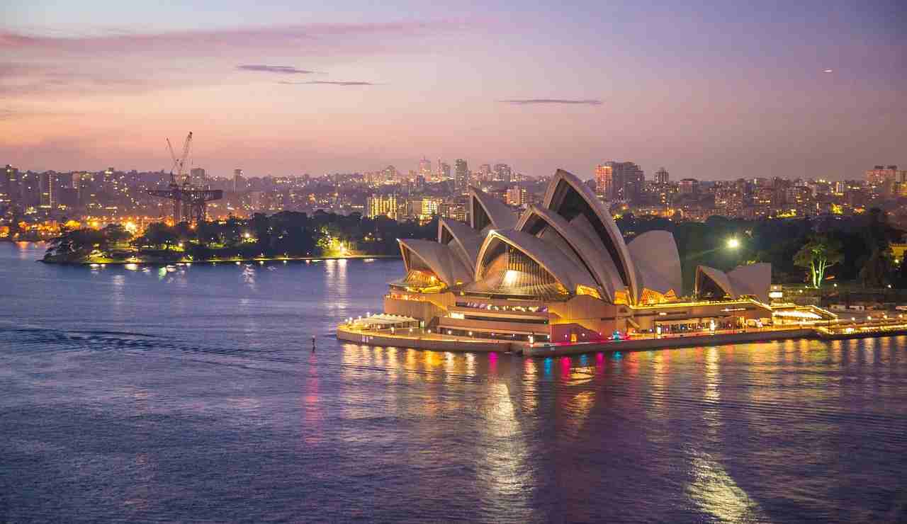 Sydney Opera House di sera (Pixabay foto) - www.buildingcue.it