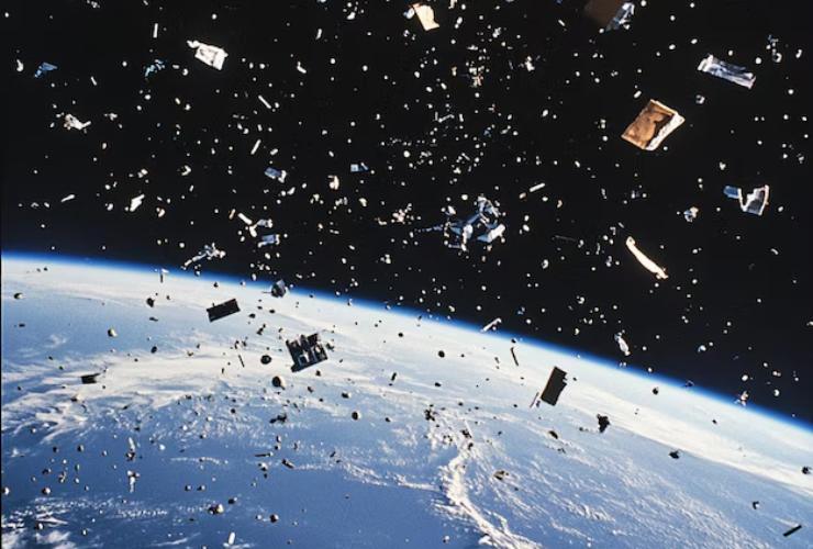Spazzatura spaziale in orbita (Freepik foto) - www.aerospacecue.it