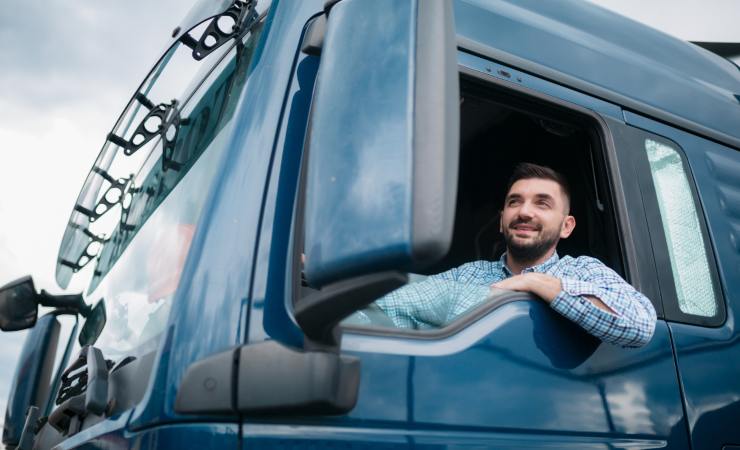 Camionista al finestrino (Canva foto) - www.vehiclecue.it