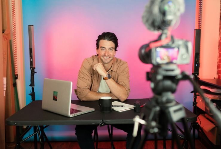 Content creator (Canva Foto) - www.financecue.it