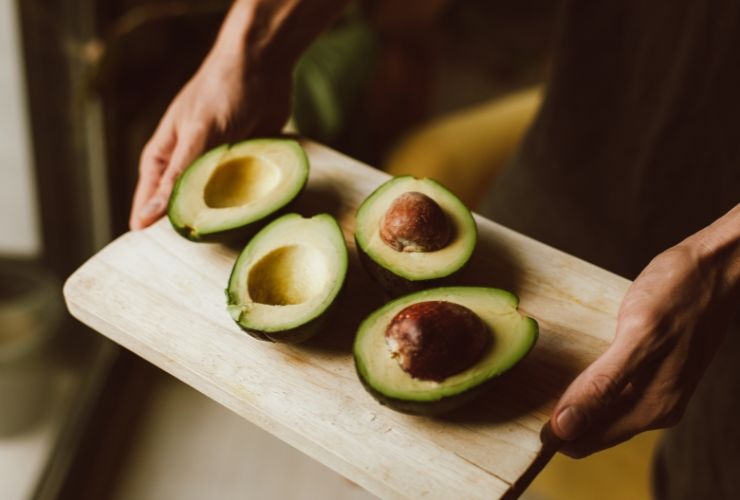 Avocado aperti (Canva Foto) - www.financecue.it