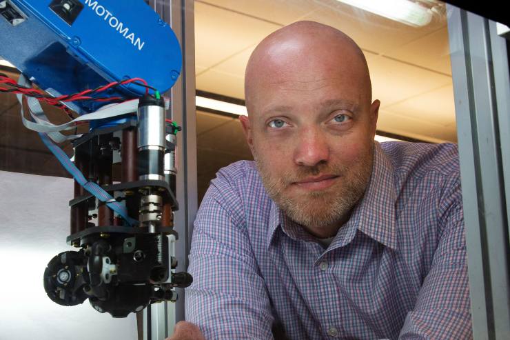 Robot per chirurgia oculare, il professor Jake Abbott e il suo dispositivo (attheu.utah.edu) - SystemsCUE
