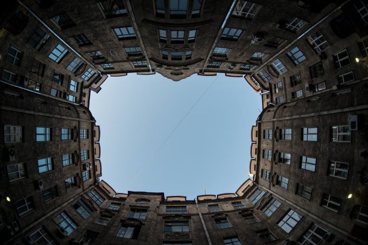 Illustrazione di uno strano condominio (Pixabay FOTO) - www.buildingcue.it