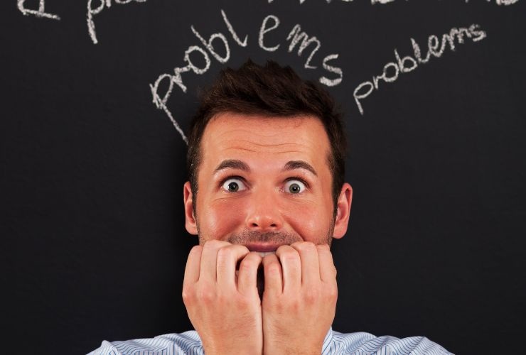 Preoccupazioni al lavoro per un balbuziente (gpointstudio/Freepik) - www.managementcue.it