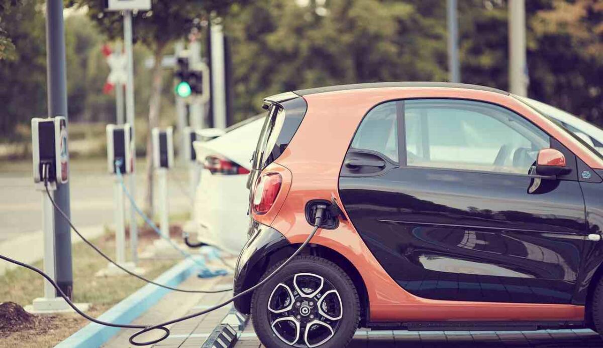 Mobilità elettrica low cost: ricarica a 0,465 €/kWh fino a luglio con Electrip - Auto elettrico (PIXABAY FOTO) - www.vehiclecue.it