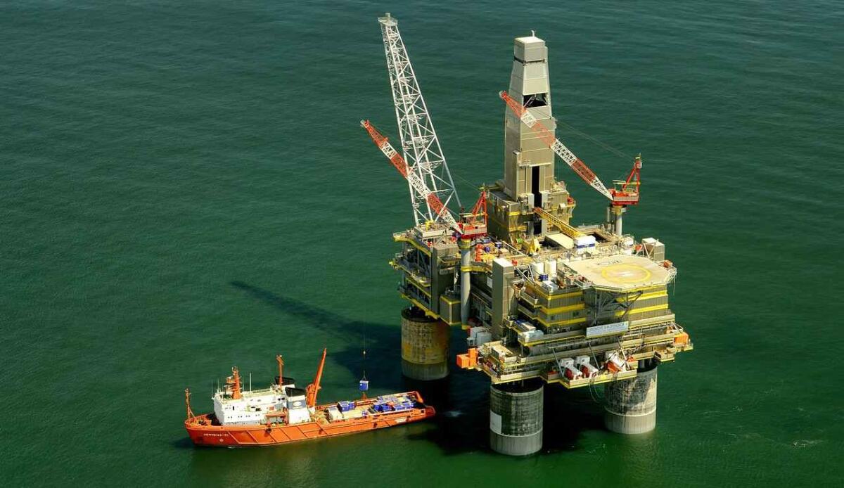 Piattaforme offshore: come fanno a rimanere in piedi in mezzo al mare? - Piattaforme petrolifere, come stanno in mare (Pixabay Foto) - www.energycue.it