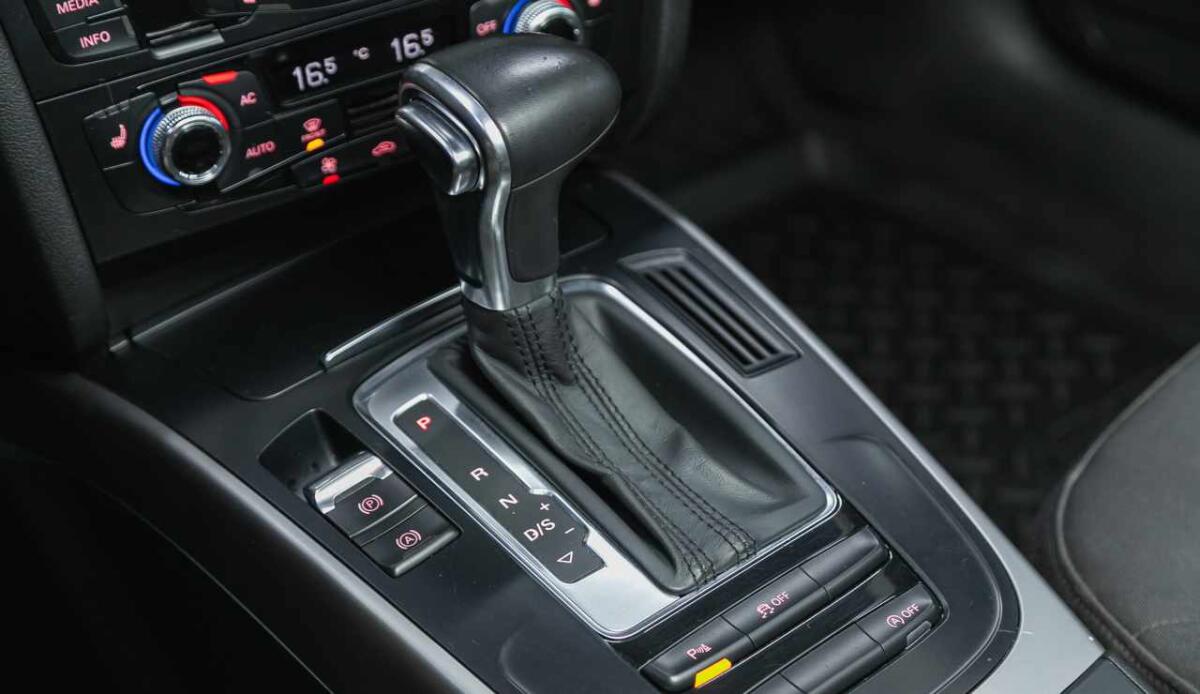 Nel 2024 quasi un’auto nuova su tre ha l’automatico: crolla il cambio manuale - Cambio automatico, sempre più persone lo scelgono (DepositPhotos) - VehicleCUE