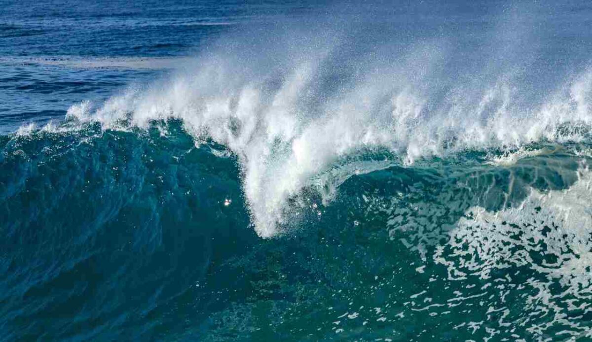 Florida e Sudafrica: i luoghi top per la produzione di energia dalle correnti oceaniche - Onda del mare (Canva foto) - www.marinecue.it