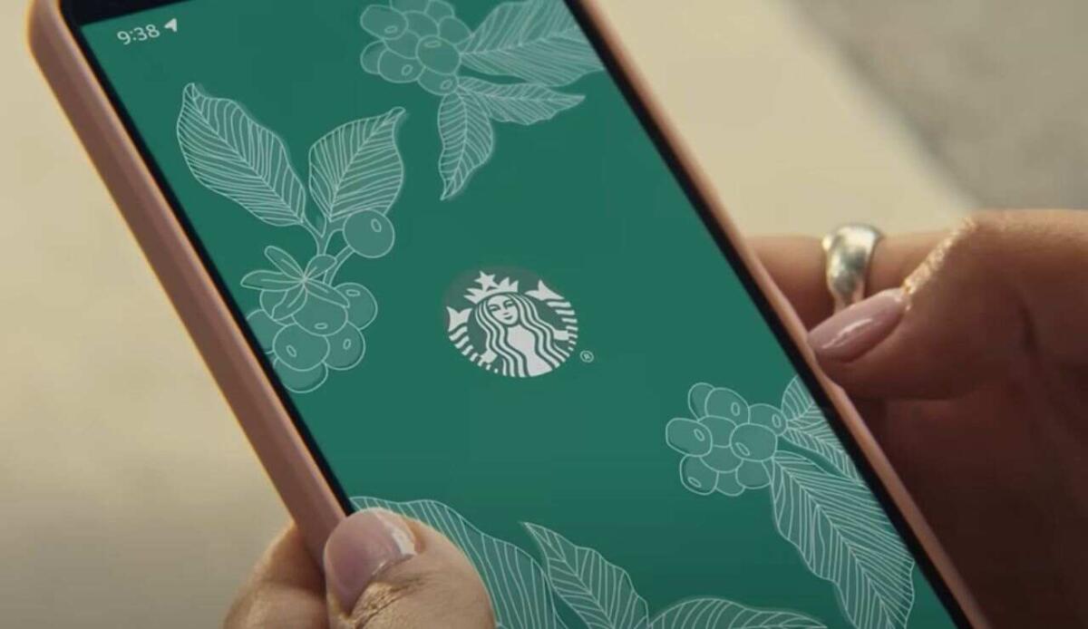 Starbucks e il tè da 50 milioni: fattorino ustionato vince la causa - Ordinazione via app su Starbucks (screenshot Starbucks Coffee/YouTube) - www.managementcue.it