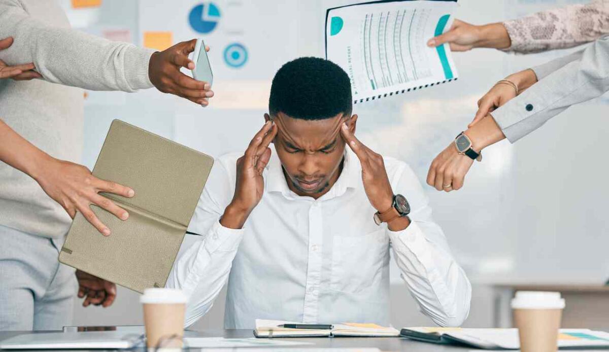 Manager in difficoltà: il 41% non si sente pronto per il nuovo ruolo - Manager stressato illustrazione (Canva foto) - www.managementcue.it