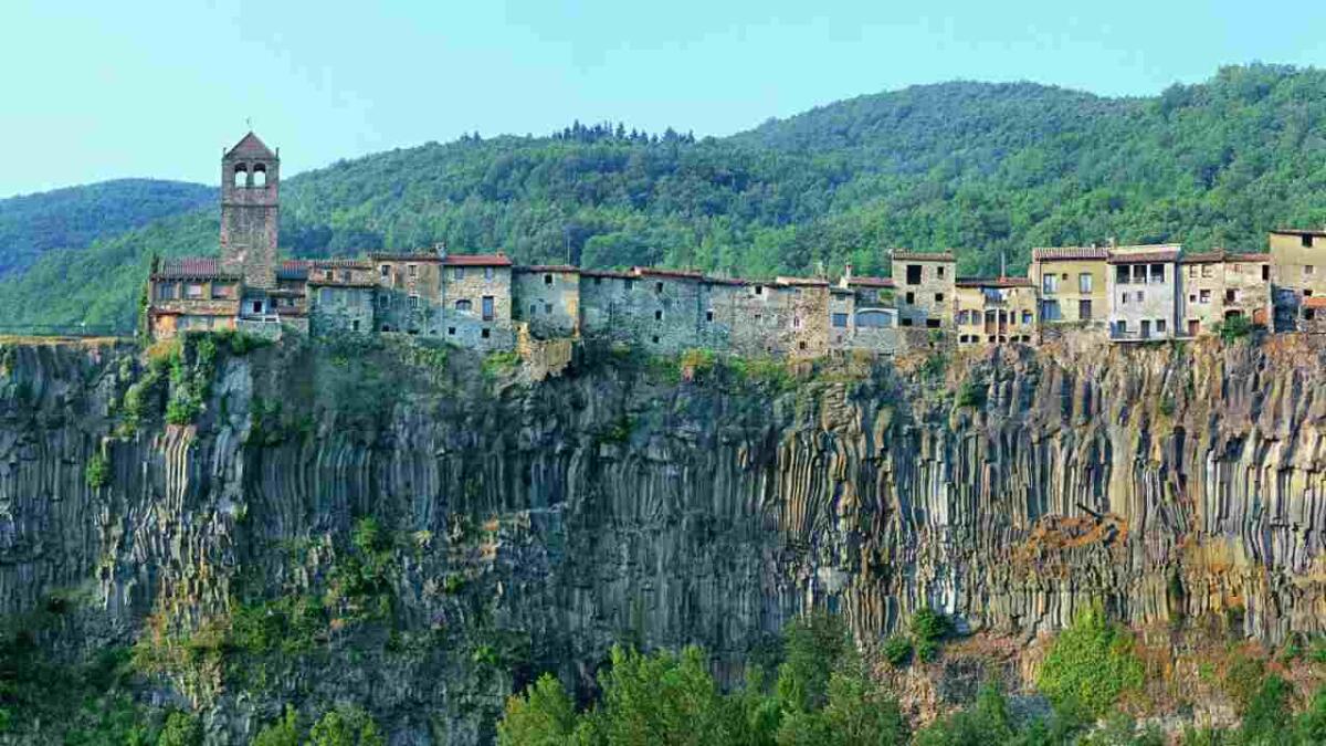 Castellfollit de la Roca: un paese lungo 1 km e largo 50 metri, un gioiello catalano a strapiombo sulla valle - Castelfollit de la Roca (Turisme Garrotxa foto) - www.buildingcue.it