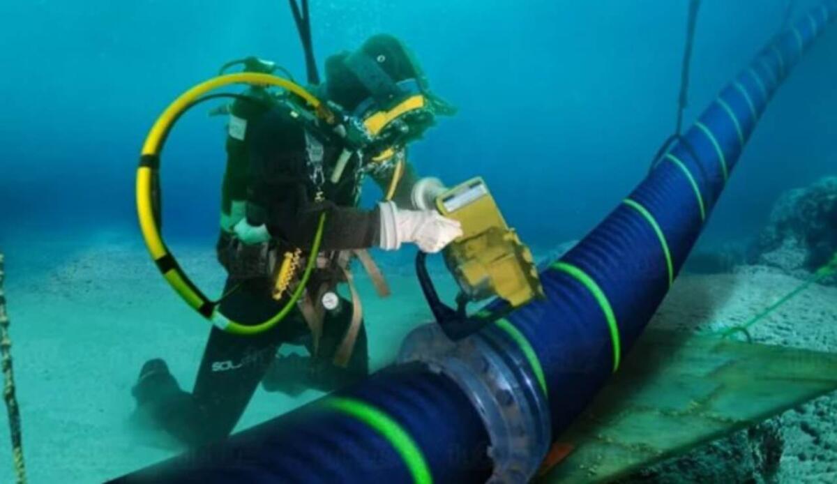 Come i cavi sottomarini possono aiutarci a monitorare il cambiamento climatico - Operaio su un cavo internet nel fondo dell'oceano (Fluctus - youtube foto) - www.marinecue.it
