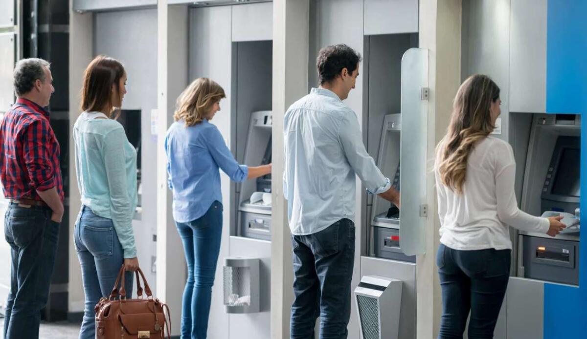 Bancomat, fai attenzione al numero di prelievi | Se superi questa soglia finisci nei guai: ti rovini con le tue stesse mani - Attenzione a prelevare troppo spesso, ecco cosa rischi (Canva Foto) - www.financecue.it