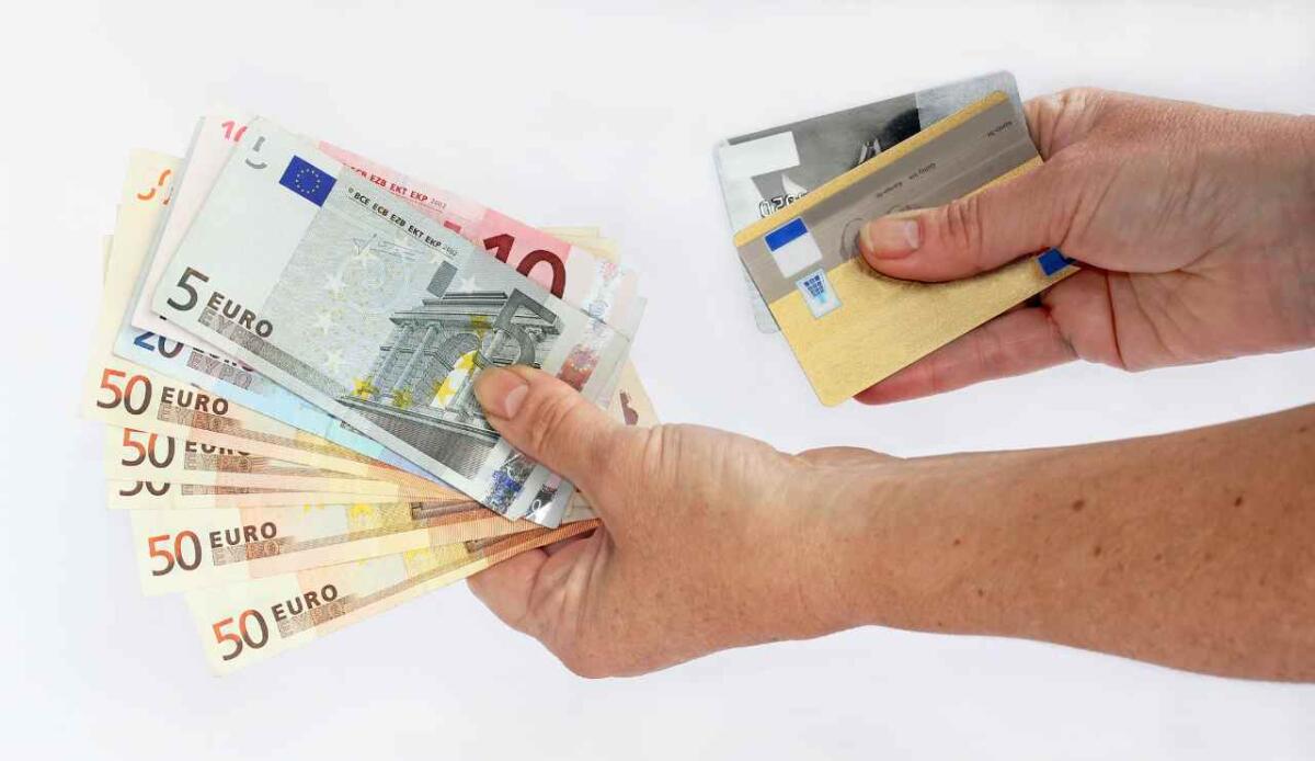 In Italia nel 2024 i pagamenti digitali superano il contante - Pagamenti con carta o in contanti (Canva foto) - www.financecue.it