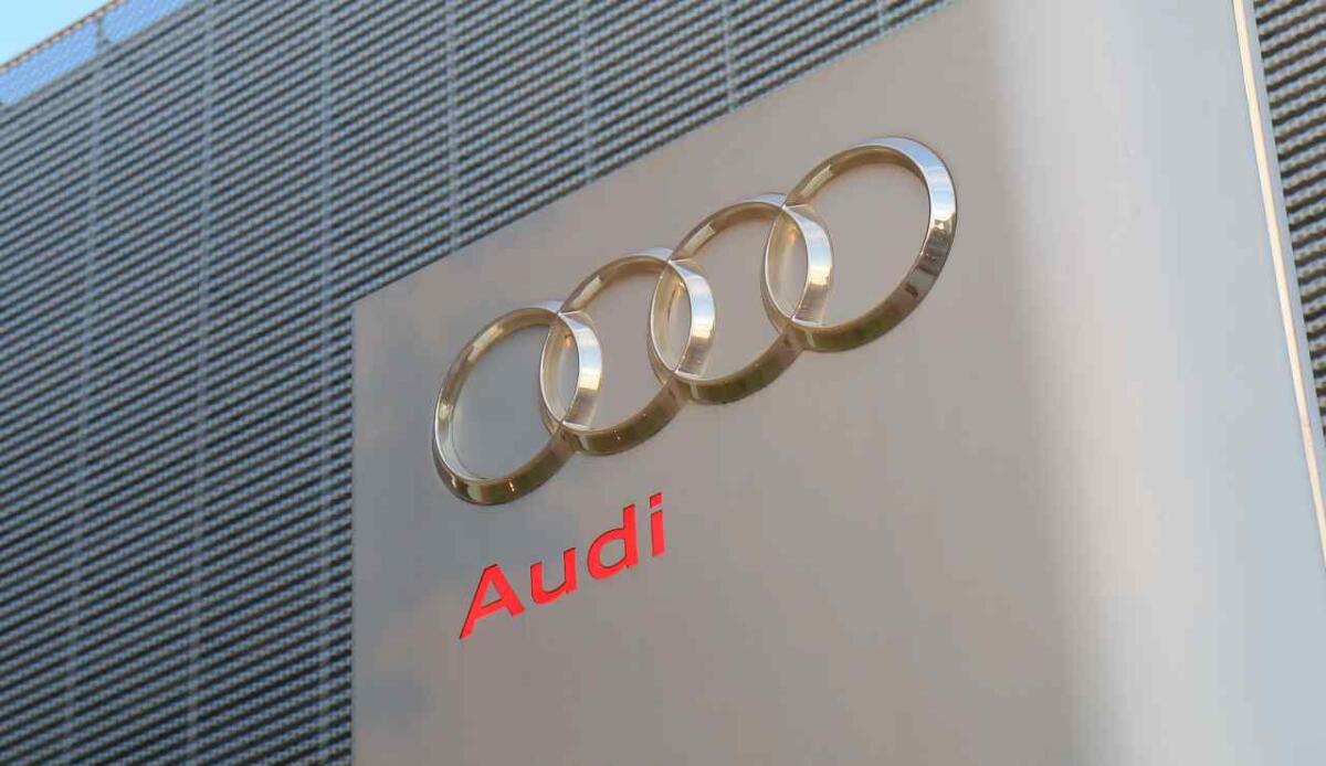 Audi annuncia una svolta: meno dipendenti, più investimenti nei suoi stabilimenti - Audi, tagli ai posti di lavoro ma stabilimenti migliori (DepositPhotos) - VehicleCUE