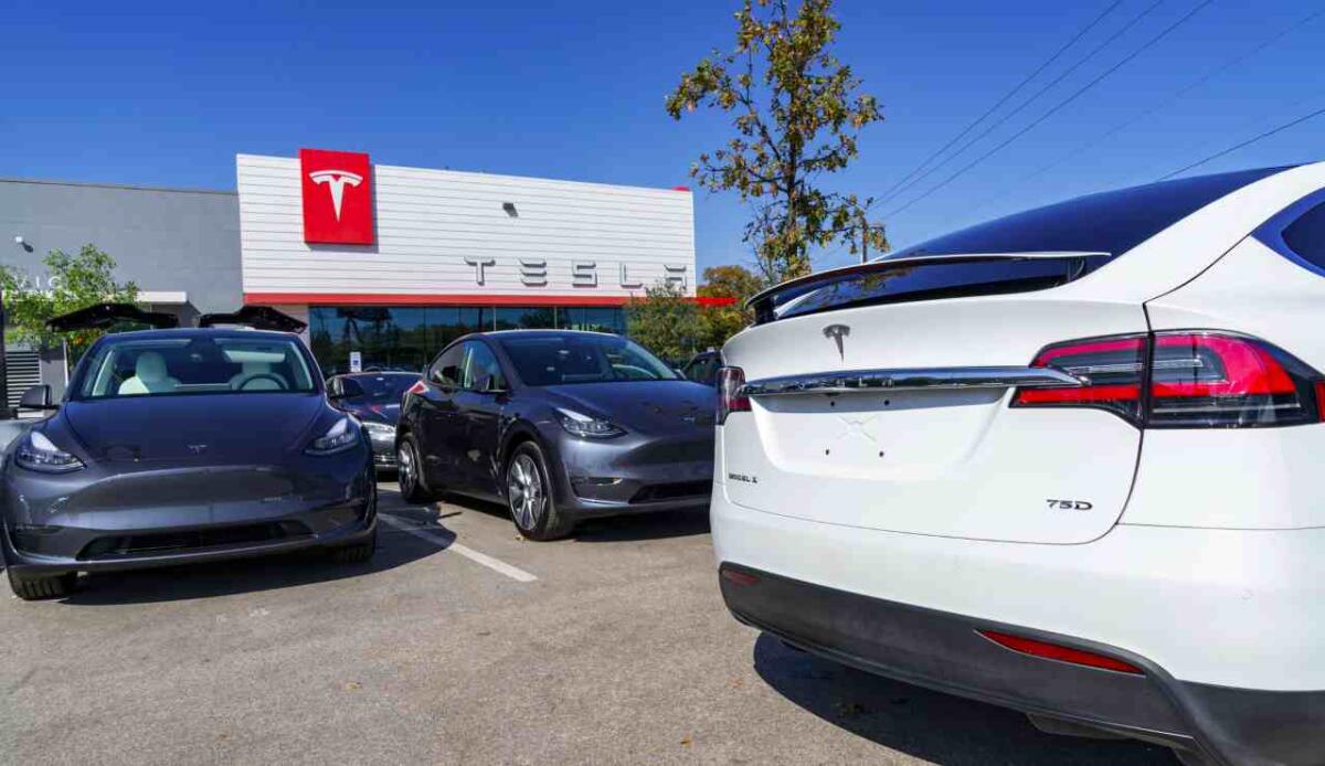 Dati personali venduti come caramelle: colpiti migliaia di proprietari Tesla - Dati rubati ai propritari di Tesla (Depositphotos foto) - www.vehiclecue.it