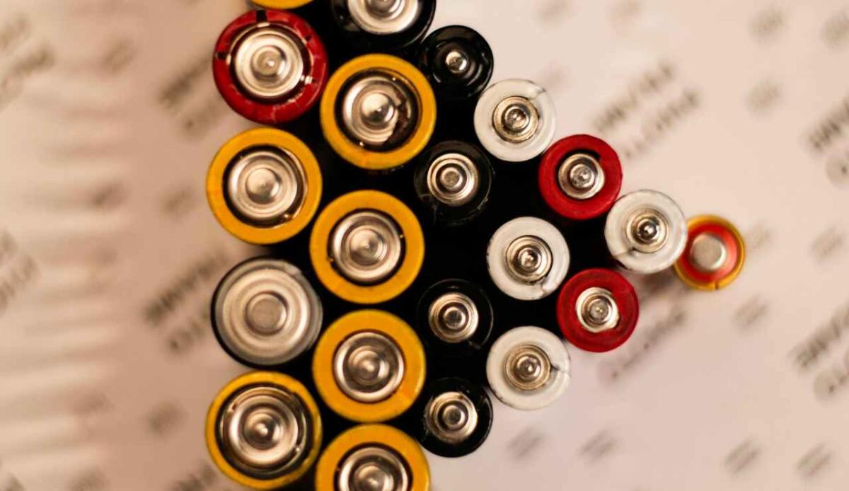 Riciclo sostenibile delle batterie al litio: gli aminoacidi sono in prima linea - Illustrazione di alcune batterie (Pexels FOTO9 - www.energycue.it