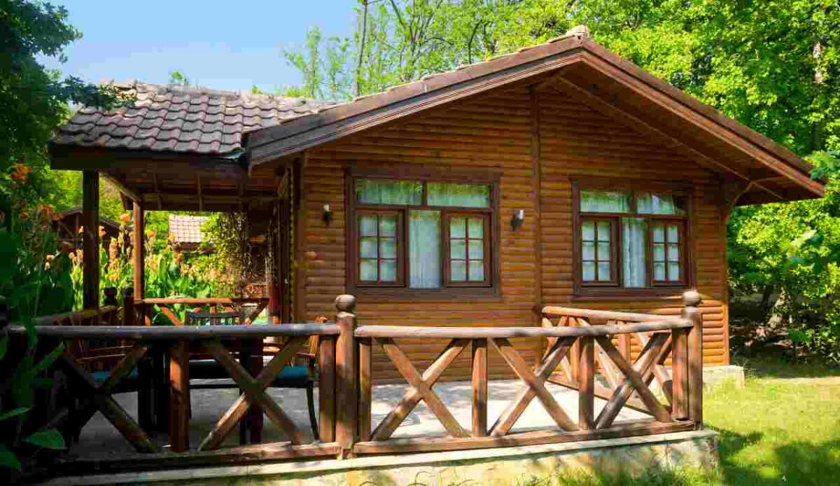 Permessi edilizi per le case in legno: tutto ciò che devi sapere - Casa in legno illustrazione (Canva foto) - www.buildingcue.it