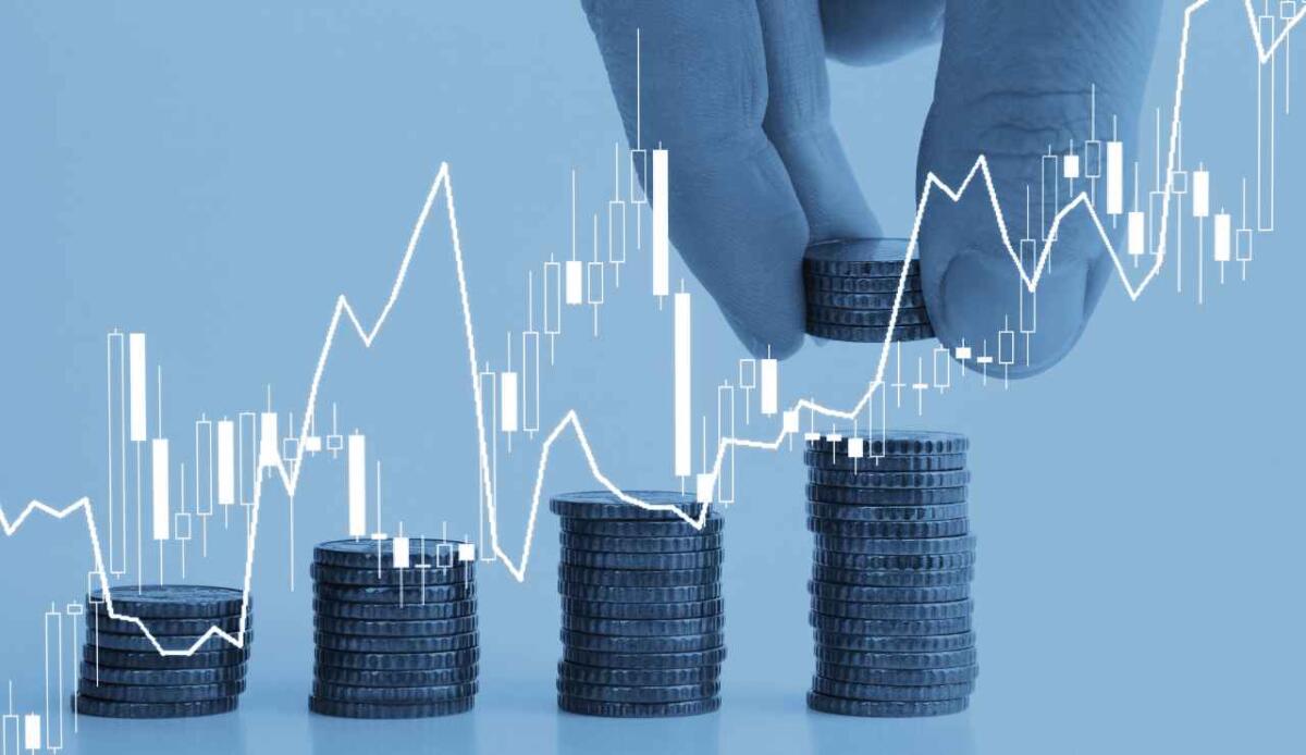 Dai fondi di emergenza agli investimenti: come affrontare una recessione nel 2025 - Investimenti e risparmi (Canva foto) - www.financecue.it