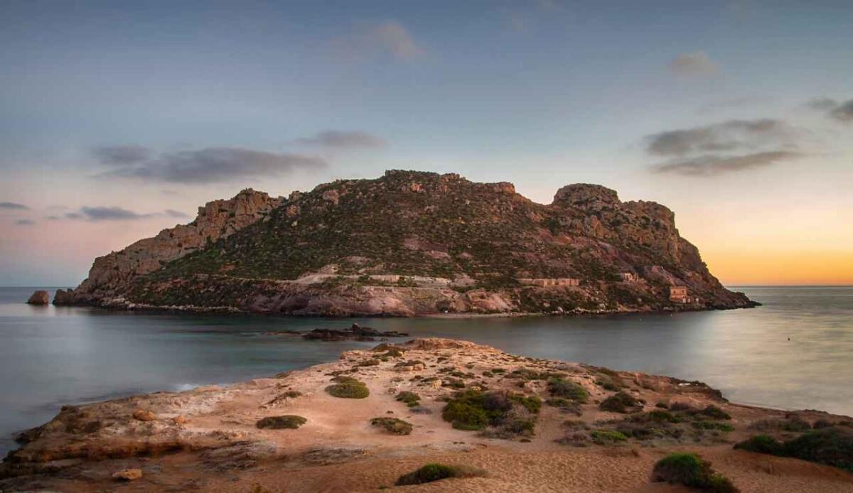 Questo è il posto da evitare se non si vogliono avere guai | Un'isola abitata solo da loro: appena sbarchi ti mordono - Illustrazione di un'isola (pixabay.com) - www.marinecue.it