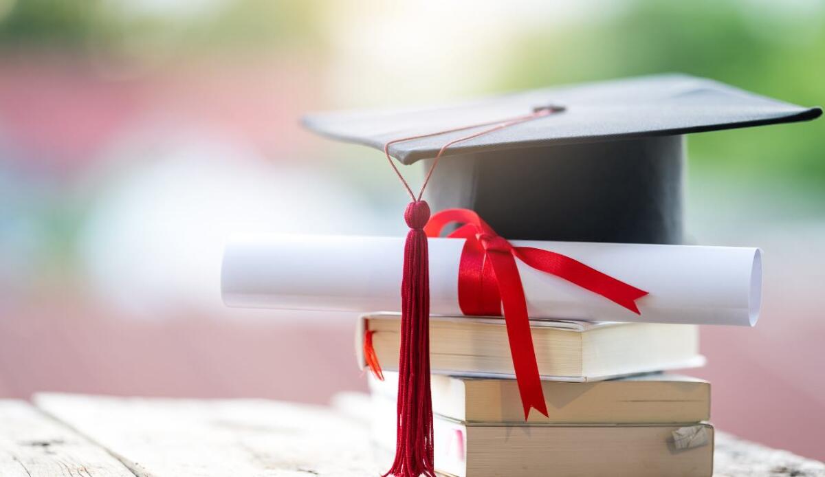 Riscattare la laurea con il sistema agevolato: risparmio e vantaggi - Riscatto della laurea (Canva) - managementcue.it