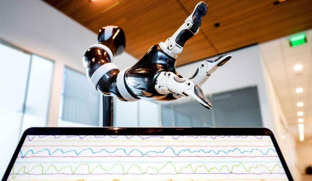 Nuova interfaccia cervello-computer permette a un uomo paralizzato di afferrare oggetti con la mente - Robot collegato al cervello, ecco la rivoluzione (UCSF.edu) - SystemsCUE