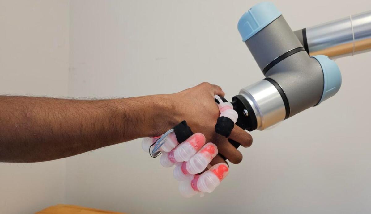 Protesi di nuova generazione: una mano robotica che riconosce materiali e si adatta in tempo reale - Protesi robotica, ecco come cambierà il futuro (hub.jhu.edu) - SystemsCUE