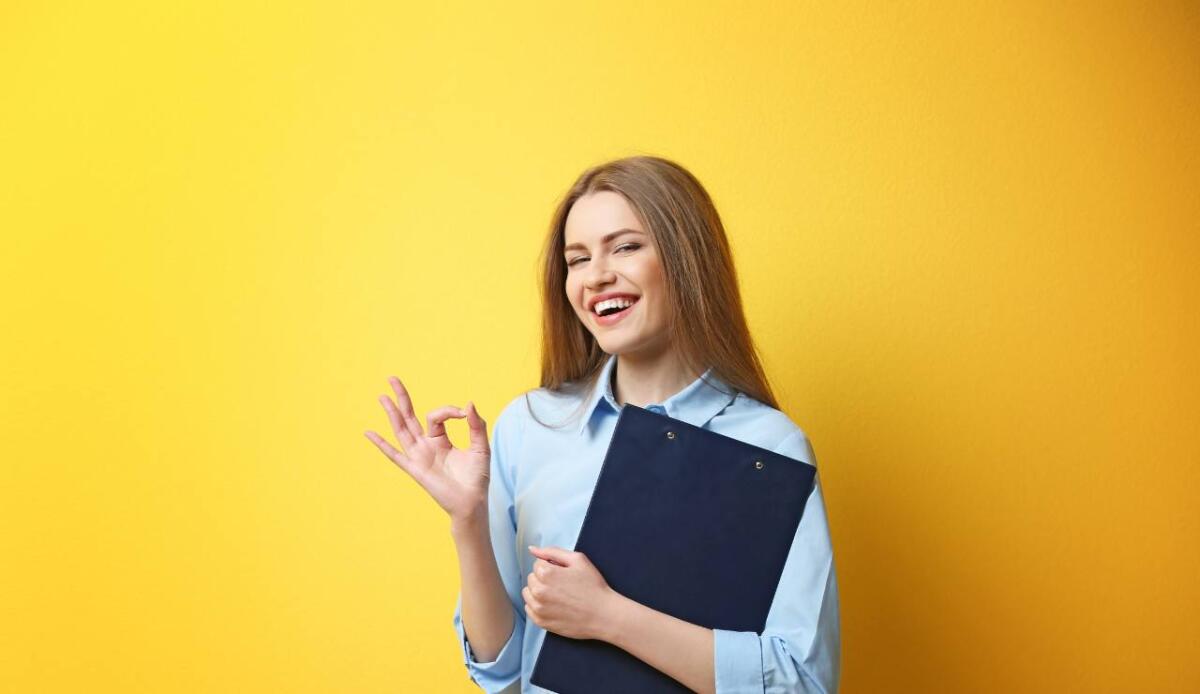 Dottorato e dipendenti pubblici: in arrivo una nuova opportunità per crescere senza rinunciare al lavoro - Lavoratrice felice (Canva foto) - www.managementcue.it