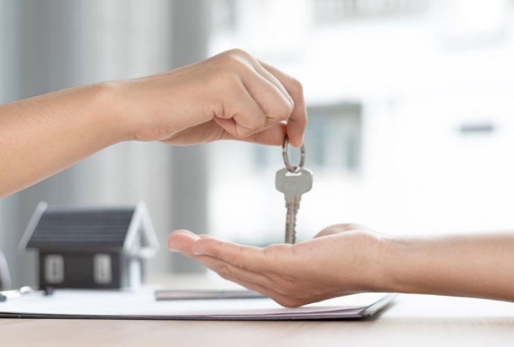 Passaggio di chiavi per gli affitti brevi (Canva Foto) - www.financecue.it