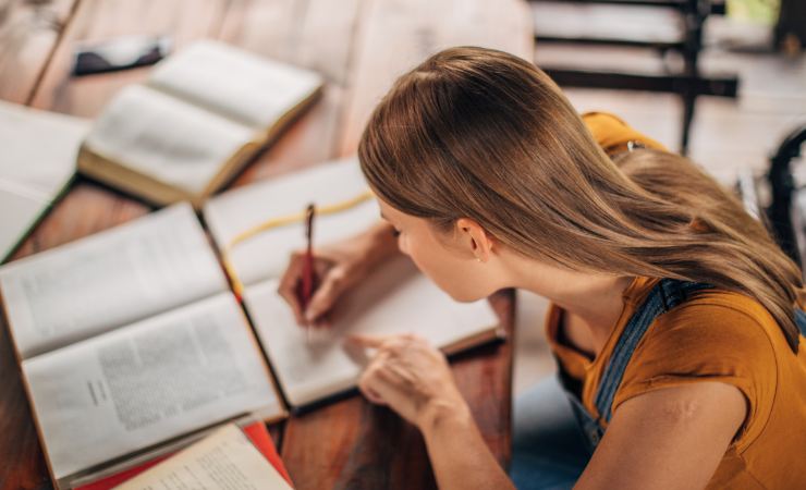 Persona che studia (Canva foto) - www.managementcue.it