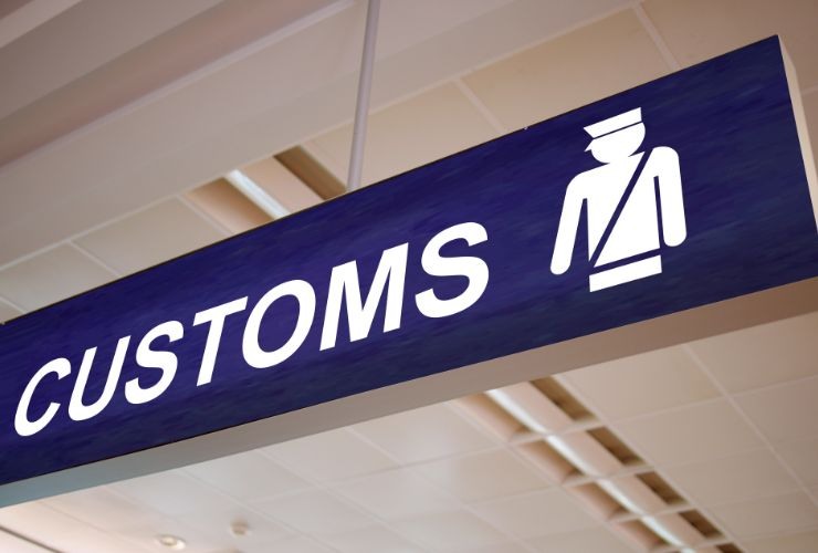 Cartello doganale in aeroporto (Canva Foto) - www.financecue.it