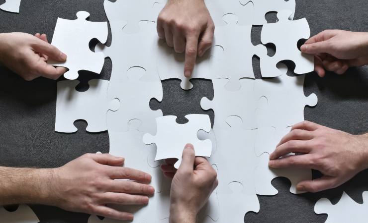Lavoro in team puzzle (Canva foto) - managementcue.it
