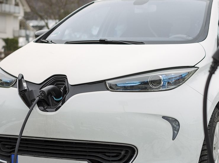 Auto elettrica (PIXABAY FOTO) - www.vehiclecue.it