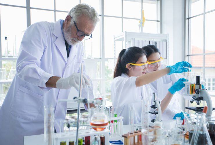 Scienziato anziano con studenti giovani (Canva Foto) - www.biomedicalcue.it