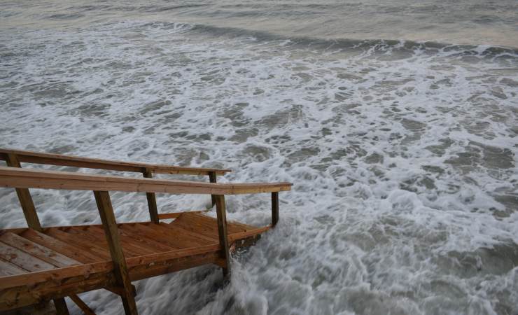 Livello dell'acqua del mare (Canva foto) - www.marinecue.it